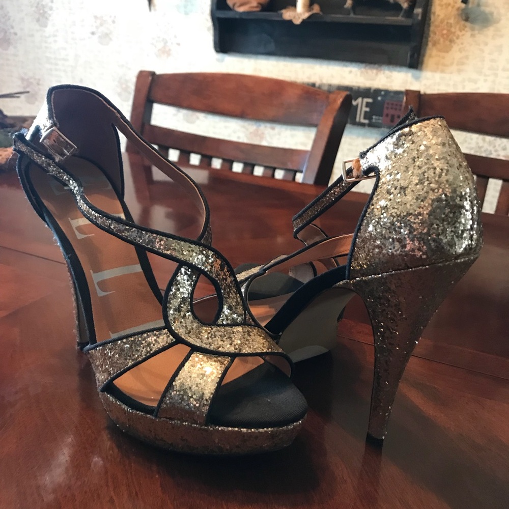 Gold sparkles pumps/heels